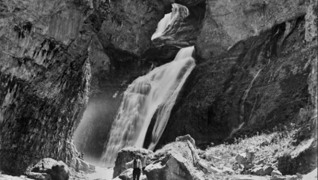 Lucien Briet, en la cascada de los Estrechos del río Arazas, a principios del XIX.