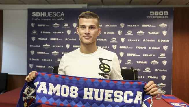 Samuele Longo posando con una bufanda del Huesca