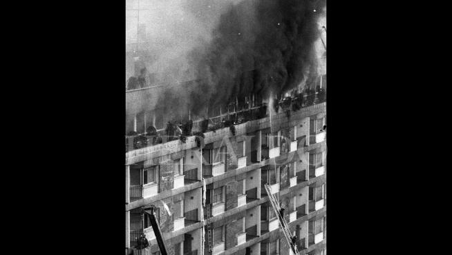 Fotografías tomadas durante el incendio del hotel Corona de Aragón el 12 de julio de 1979 donde murieron 78 personas y 113 resultaron heridas