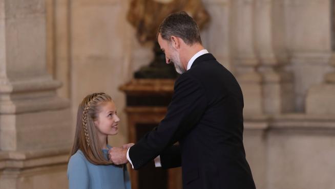 La princesa Leonor recibiendo el Toisón de Oro de la mano de su padre, Felipe VI.