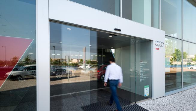 Audi Center Zaragoza, puerta automática de cristal de Dormakaba fabricada e instalada por Ferpal .