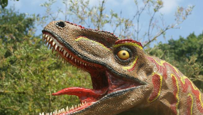 En la mayoría de las reconstrucciones de tiranosaurios se les muestra moviendo la lengua