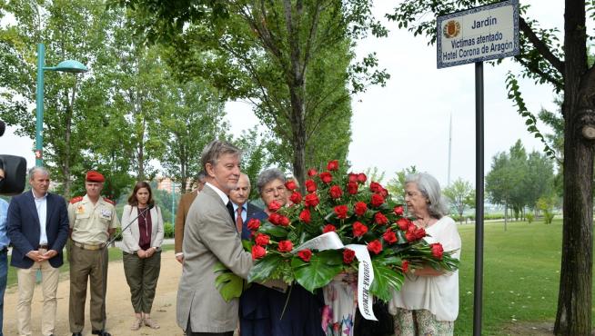 El alcalde, Pedro Santisteve, y víctimas del Hotel Corona, durante la ofrenda floral
