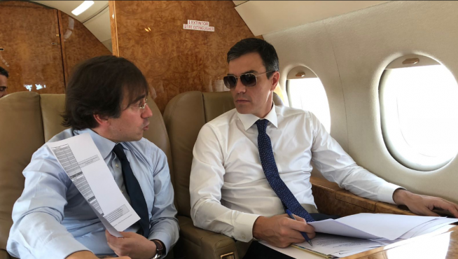 Una de las fotos que se viralizó, de Pedro Sánchez con gafas de sol en el avión presidencial