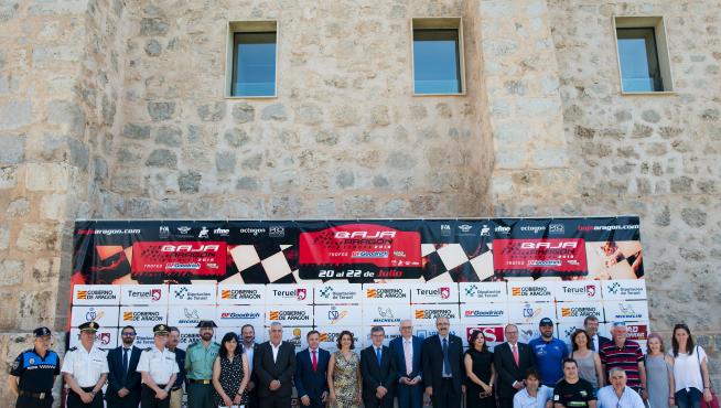 Pilotos de la prueba y la empresa organizadora del evento se fotografiaron este jueves en la muralla de Teruel junto con las autoridades autonómicas y provinciales.