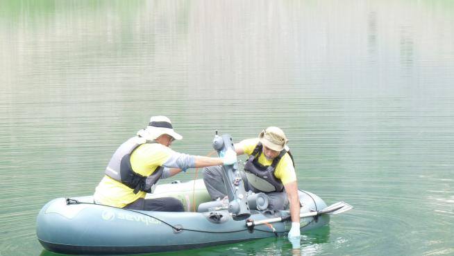 Científicos de la red Replim, en el lago de Panticosa