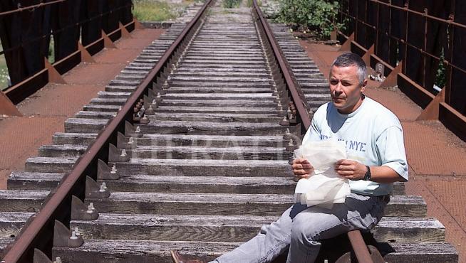 Jonathan Díaz, ciudadano francés y chófer de autobús de la línea Oloron-Canfranc, encontró los documentos de Canfranc sobre el tránsito de oro nazi desde Suiza a España y Portugal en la Segunda Guerra Mundial. Retrato de Jonathan Díaz el 7 de agosto de 2001