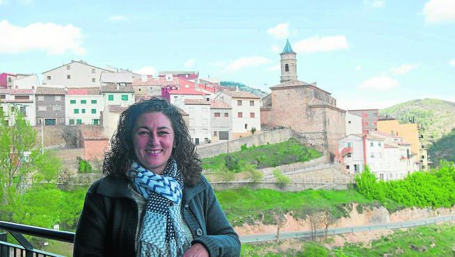 Mayte Montesinos posa en la terraza del edificio multiservicios que regenta en Torrijas.