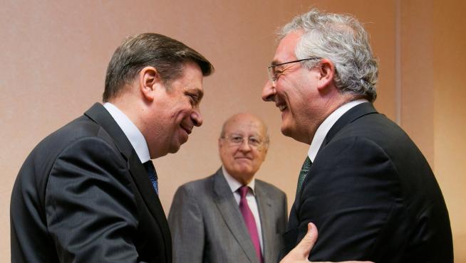El ministro de Agricultura, Luis Planas, saluda al consejero Joaquín Olona.