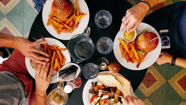 Las personas que cenan antes de las 21.00 o esperan al menos dos horas antes de acostarse tienen un 20% menos de riesgo de estos tipos de cáncer.