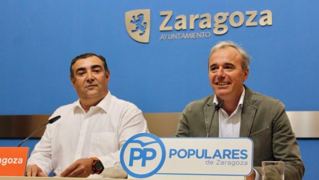 Alberto Casañal y Jorge Azcón, esta mañana, en la sala de prensa del Ayuntamiento.