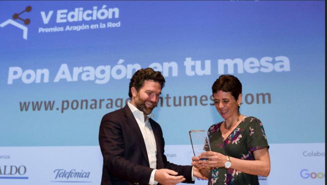 Íñigo de Yarza, vicepresidente de HENNEO, hace entrega del premio a la mejor web de Administración a Rosa Rived.