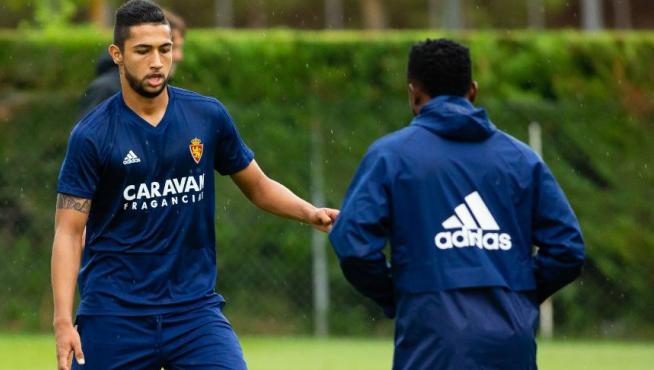 Medina e Igbekeme (de espaldas), en el entrenamiento del pasado lunes en Boltaña, antes de que cayera lesionado el colombiano.