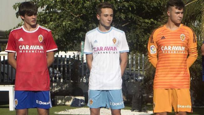 Los uniformes del Real Zaragoza para la campaña 2018-19, presentados a principio de mes. El rojo y azul será el primero en utilizarse, este sábado en Tudela.