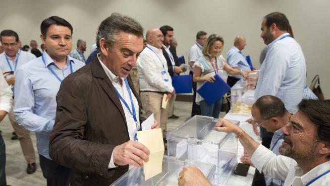 El presidente del PP-Aragón, Luis María Beamonte, en la votación del congreso nacional, el sábado pasado.
