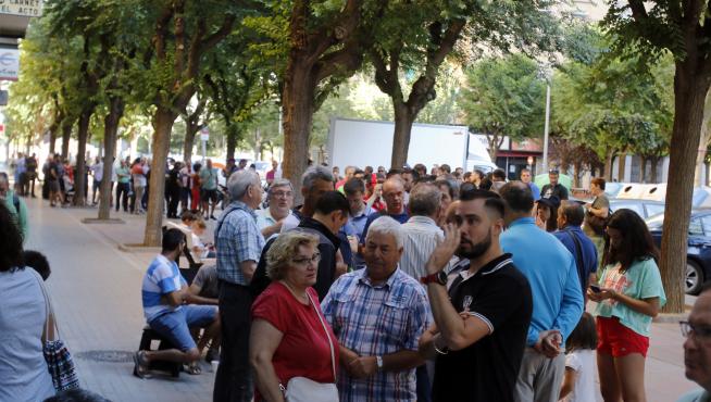 Desde primera hora de la mañana, decenas de socios aguardaban para renovar sus carnets.