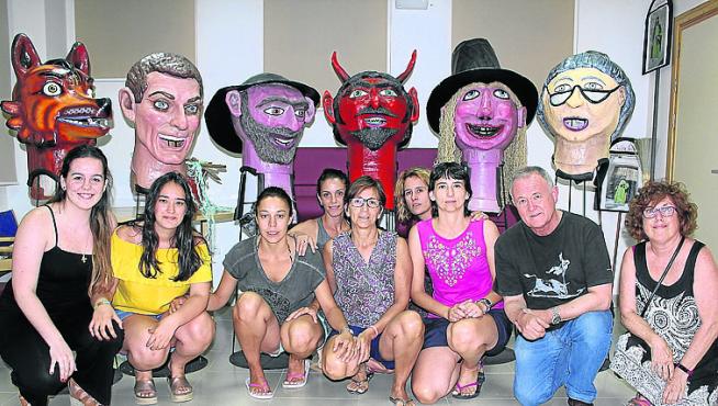 La asociación de mujeres ha creado su comparsa de cabezudos.