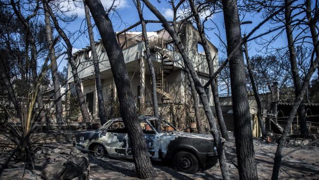 Un coche calcinado por los incendios que estos días asolan Grecia.