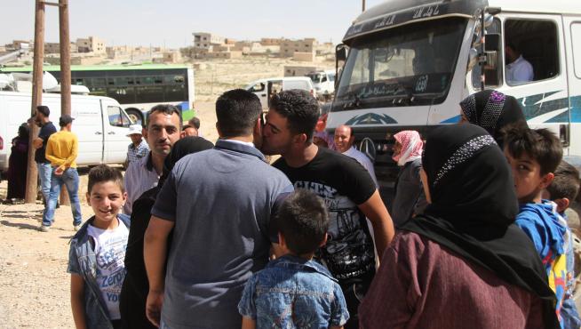 Varios sirios llegan desde los campos de refugiados del pueblo de Arsal, al este del Líbano (Siria).