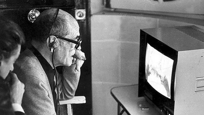 Luis Buñuel supervisa algunas tomas, en 1977.