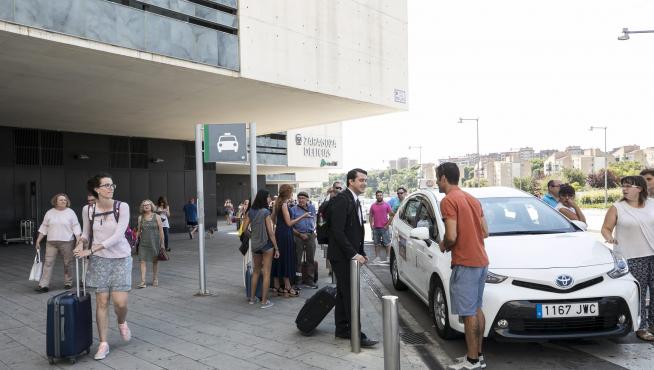 Los taxistas que ayer se acercaron a la estación Delicias explicaron a los clientes por qué no daban servicio