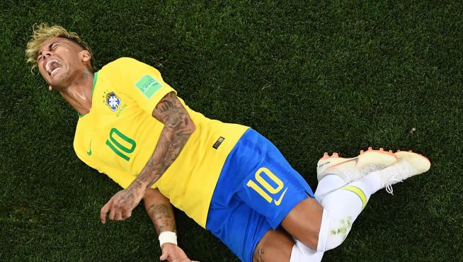 Neymar se duele de una falta en el Mundial de Rusia