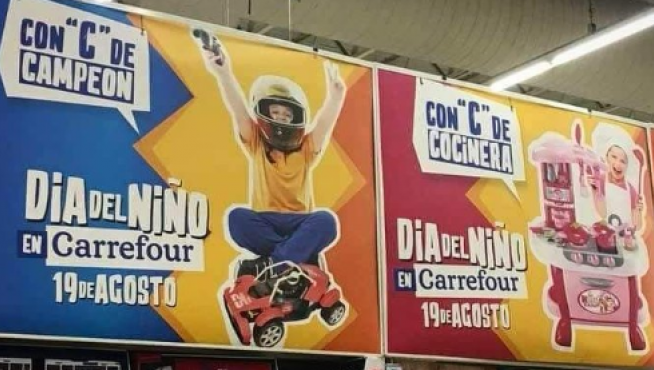 Cartel de la campaña en uno de los establecimientos de Carrefour en Argentina para celebrar el Día del Niño.