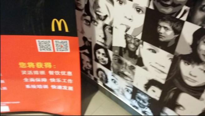 El rostro de la joven anunciando las hamburguesas del McDonald´s en China.