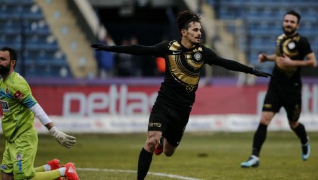 Gürler celebrando un gol durante un partido con el Osmanlispor.