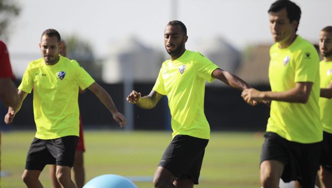 Carlos Akapo ejercitándose en la sesión de entrenamiento de este lunes en el Instituto Montearagón.