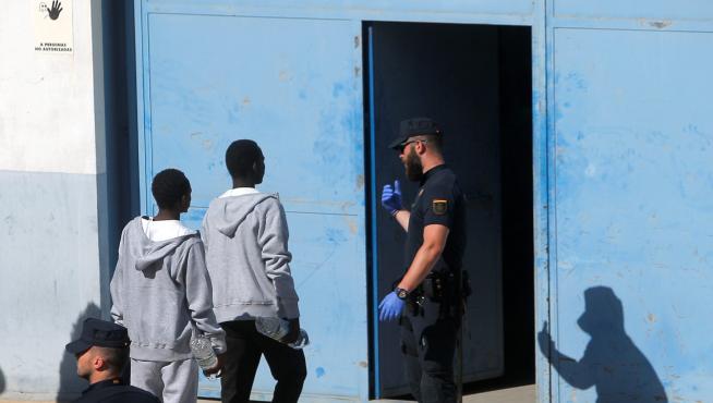 A todos los extranjeros llegados se les reservó hora en las oficinas de extranjería para facilitar los trámites de petición de asilo, que han seguido 37 extranjeros.