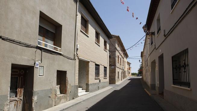 El hombre fue hallado en una vivienda situada en la calle de Las Cruces de Peñaflor.