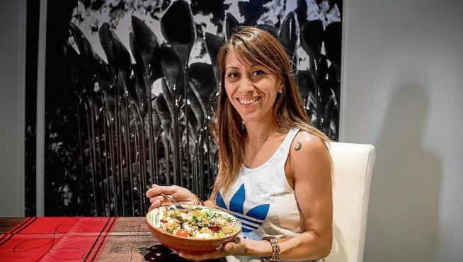 La atleta Isabel Macías cuida su alimentación por motivos deportivos, pero se confiesa aficionada al queso y dispuesta a salir para comer algún bocadillo.