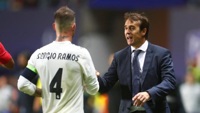 Julen Lopetegui dando instrucciones a Sergio Ramos.