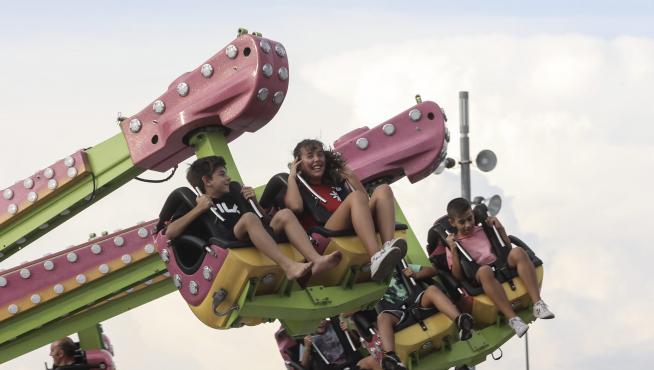 Niños disfrutando en el recinto ferial