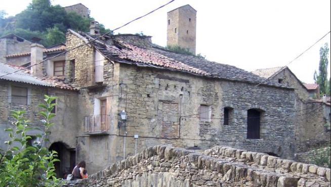Puente a la entrada de la villa medieval de Montañana, en Huesca.