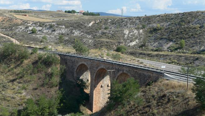 Puente de la línea Teruel-Sagunto recién reforzado por Adif.