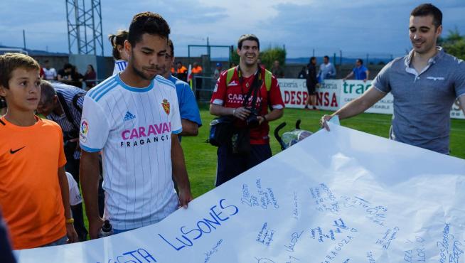 Raí Nascimento, firmando una gran cartulina preparada por la Peña Lusones de Calamocha tras el partido de las peñas este miércoles.