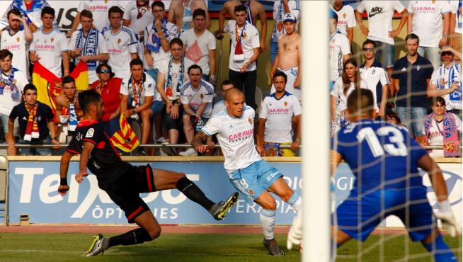 Pombo, en una penetración en el área durante el partido de este sábado en Reus que el Real Zaragoza empató 0-0.