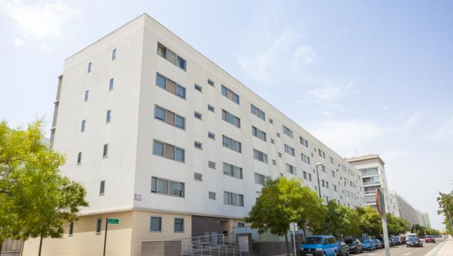 Exterior de un bloque de pisos.