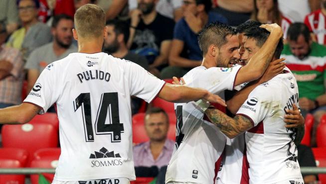 Varios futbolistas de la SD Huesca felicitan a Chimy por su golazo.