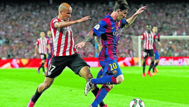 Mikel Rico pelea una pelota con Leo Messi durante la disputa de un Barcelona-Athletic en el Camp Nou.