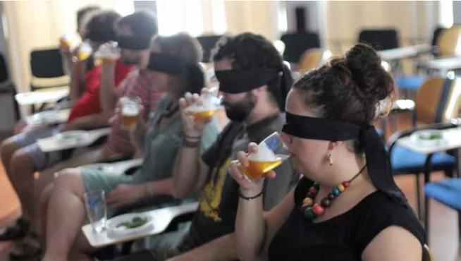 Una cata a ciegas realizada en el Birragoza de la edición anterior.