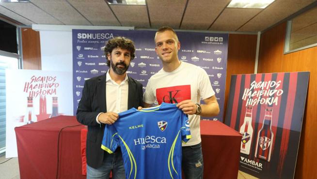 Emilio Vega ha presentado este mediodía al portero serbio Aleksandar Jovanovic.