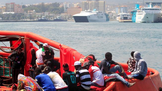 Imagen de archivo de un grupo de personas rescatadas por Salvamento Marítimo en el Estrecho de Gibraltar.