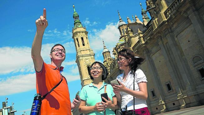 Jorge Aguadero, Mei y Mira Wang, disfrutando de las vistas de la plaza del Pilar.