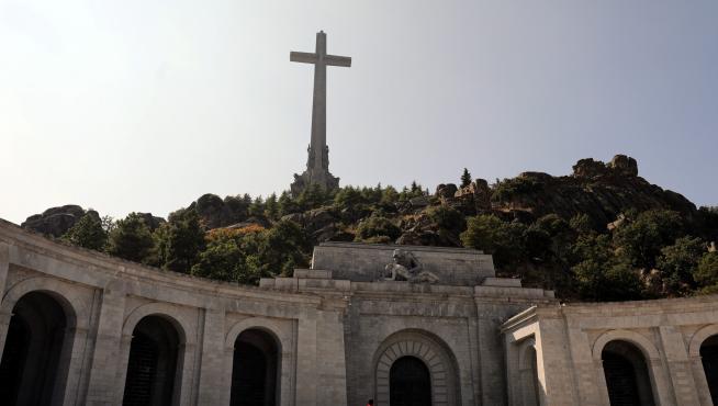 Franco está enterrado en el Valle de los Caídos desde hace 43 años, en una tumba pública de la que la familia carece de título.