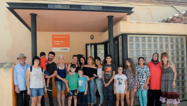 Los 6 alumnos del colegio de Fuentes de Rubielos, arropados por familiares y vecinos. A la derecha, la maestra, Concha Ramos.