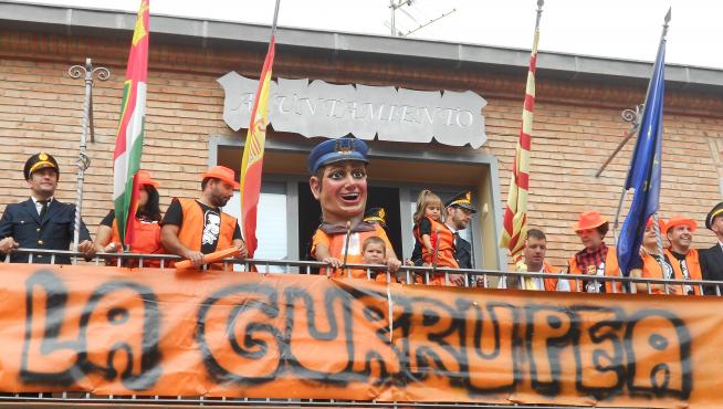 La peña 'La Gurrupea' durante el pregón y con el cabezudo que ha regalado al municipio.