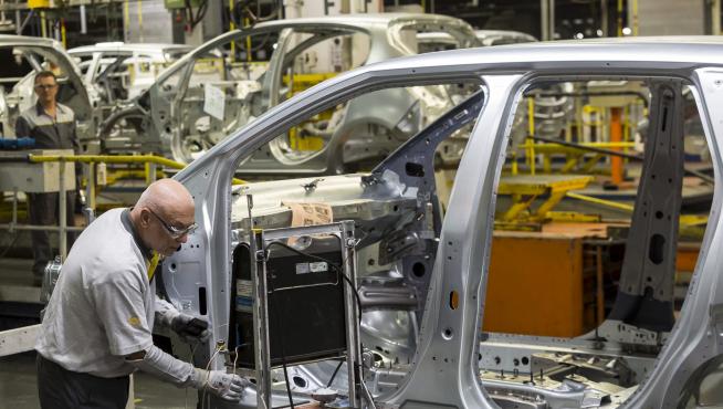 Un operario de Opel en la cadena de montaje en la planta de Figueruelas.